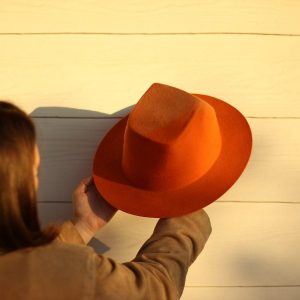 Sombrero de invierno en fieltro de lana merino naranjo restaurado